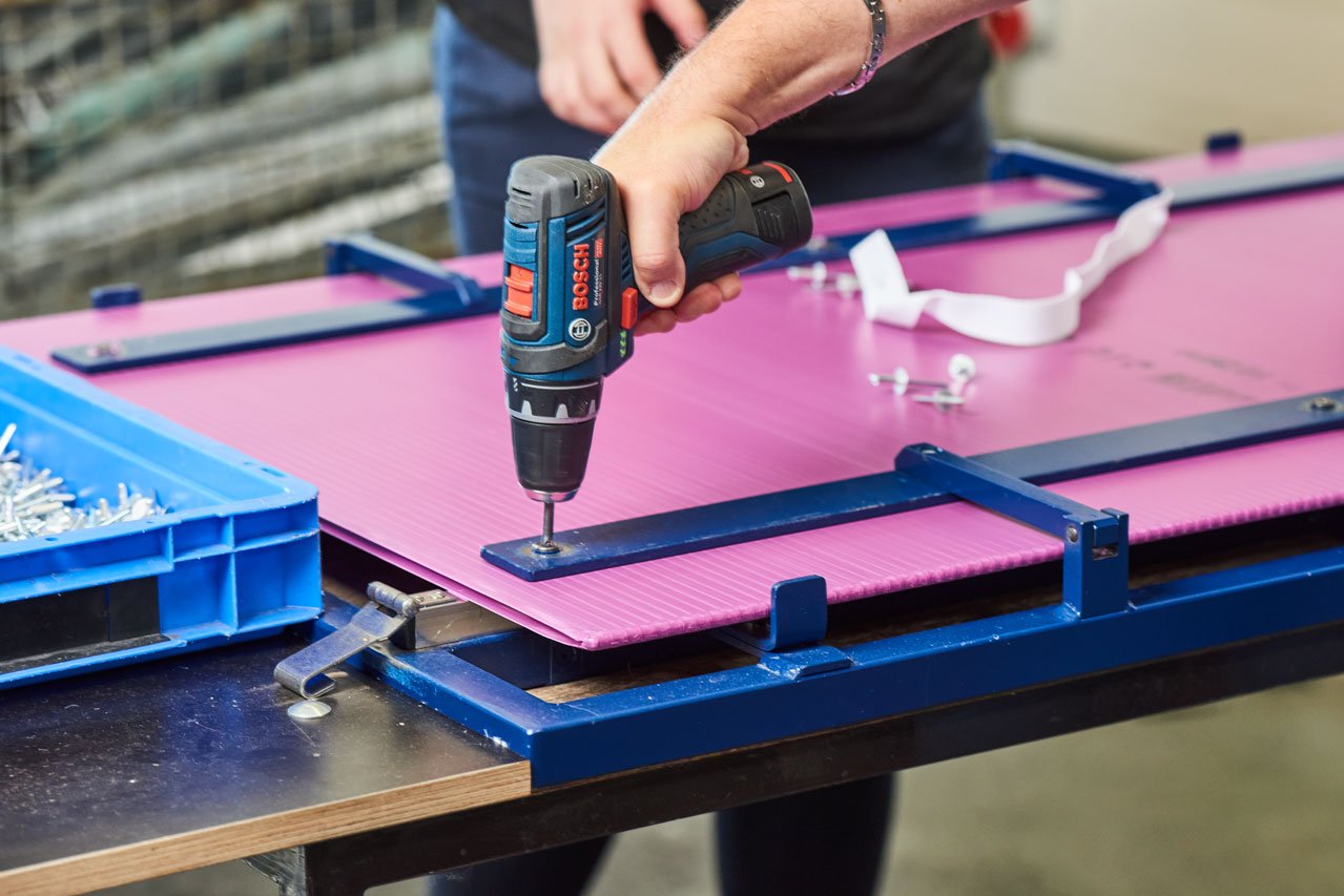 Montage Ein*e Klient*in befestigt eine Schraube