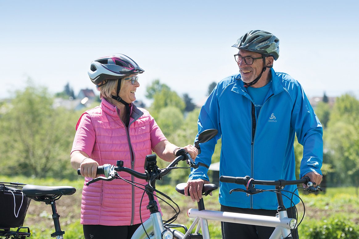Montagsradler Älteres Paar hinter Fahrrädern