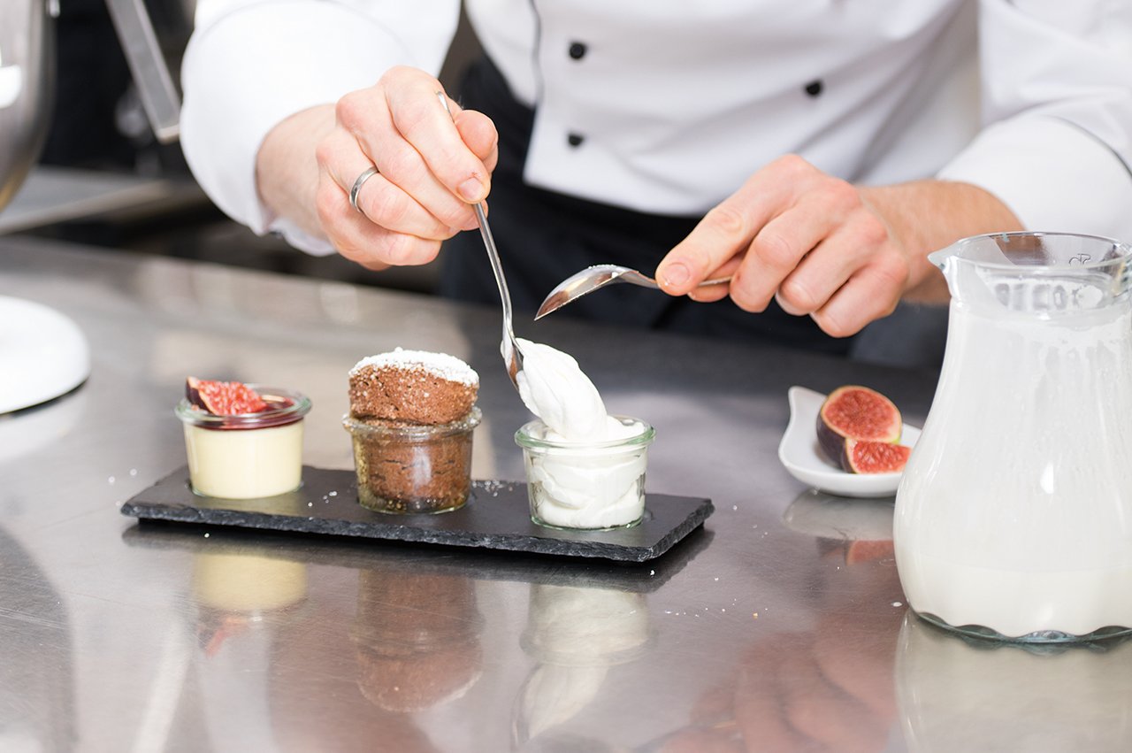 Das Küchen- und Serviceteam des Augustinum Essen unterstützt Sie auch bei privaten Festen und Feiern. Das Küchen- und Serviceteam des Augustinum Essen unterstützt Sie auch bei privaten Festen und Feiern.