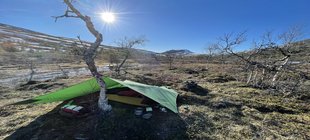 Vortrag zu einer Wanderung in Schweden karge norwegische Landschaft mit Zelt und Sonnenschein