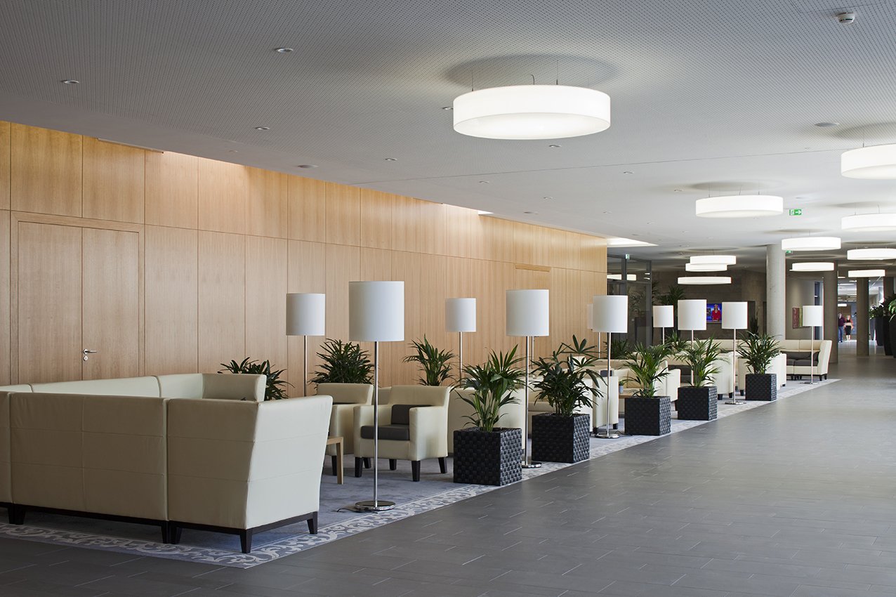 Das helle, einladende Foyer ist der ideale Treffpunkt für Bewohner*innen und Besucher*innen. Machen Sie es sich auf einem der vielen Sessel und Sofas bequem! Das helle, einladende Foyer ist der ideale Treffpunkt für Bewohner*innen und Besucher*innen. Machen Sie es sich auf einem der vielen Sessel und Sofas bequem!