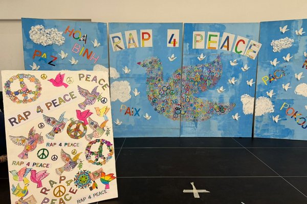 Augustinum Otto-Steiner-Schule Rap4Peace Plakate mit bunten Tauben und Peace-Zeichen, sowie der Aufschrift "Rap4Peace"