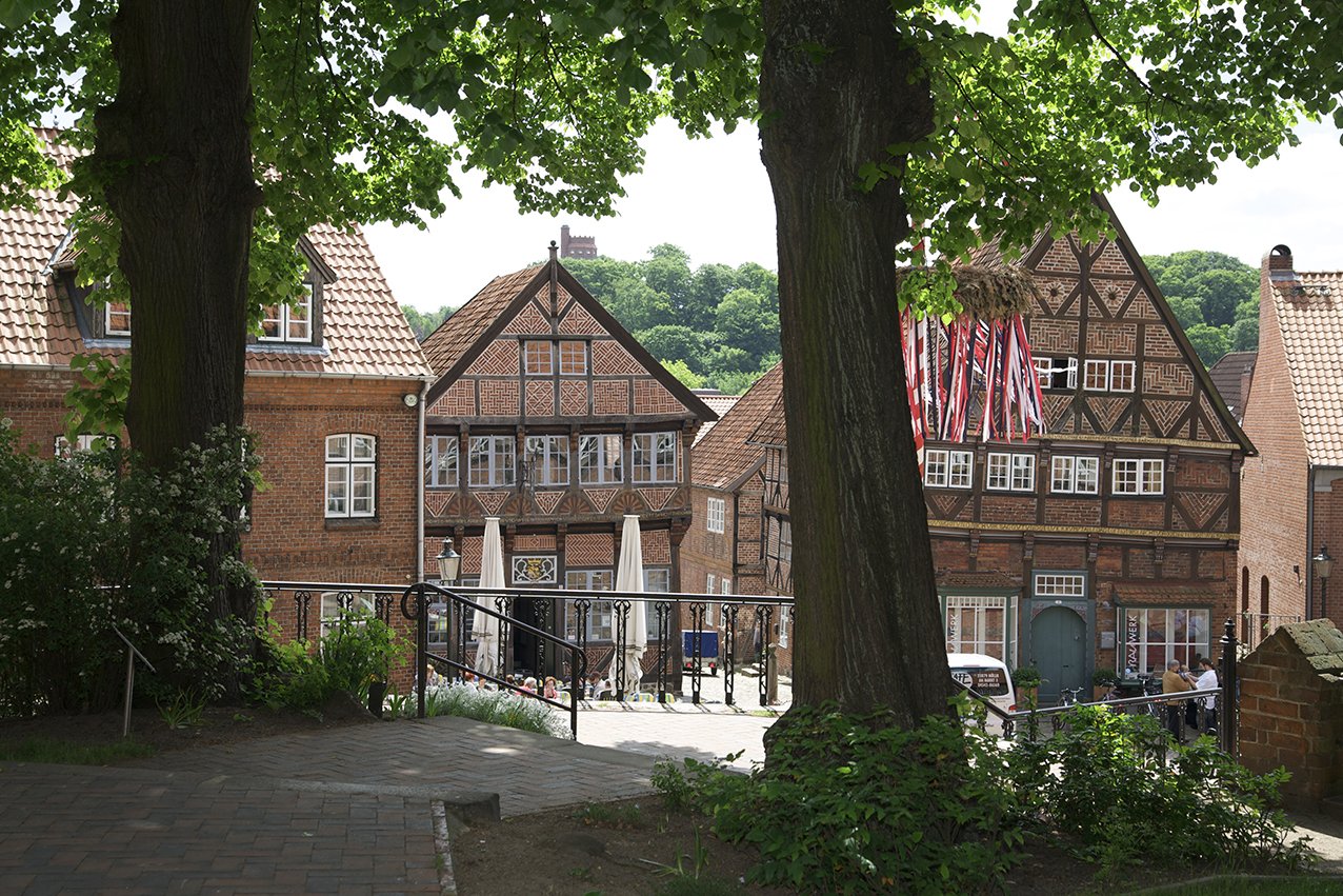 In der Innenstadt lassen sich alle wichtigen Einkäufe erledigen, danach laden Cafés und Restaurants zur Einkehr ein. In der Innenstadt lassen sich alle wichtigen Einkäufe erledigen, danach laden Cafés und Restaurants zur Einkehr ein.