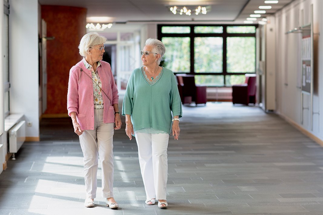 In der aufgeschlossenen und herzlichen Atmosphäre des Augustinum Essen wird aus einer zufälligen Begegnung schnell ein vertrautes Gespräch. In der aufgeschlossenen und herzlichen Atmosphäre des Augustinum Essen wird aus einer zufälligen Begegnung schnell ein vertrautes Gespräch.