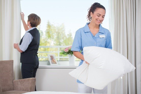 Viele hauswirtschaftliche Leistungen können im Augustinum dazugebucht werden Zwei Augustinum Mitarbeiterinnen beim Bettenmachen und Richten der Vorhänge