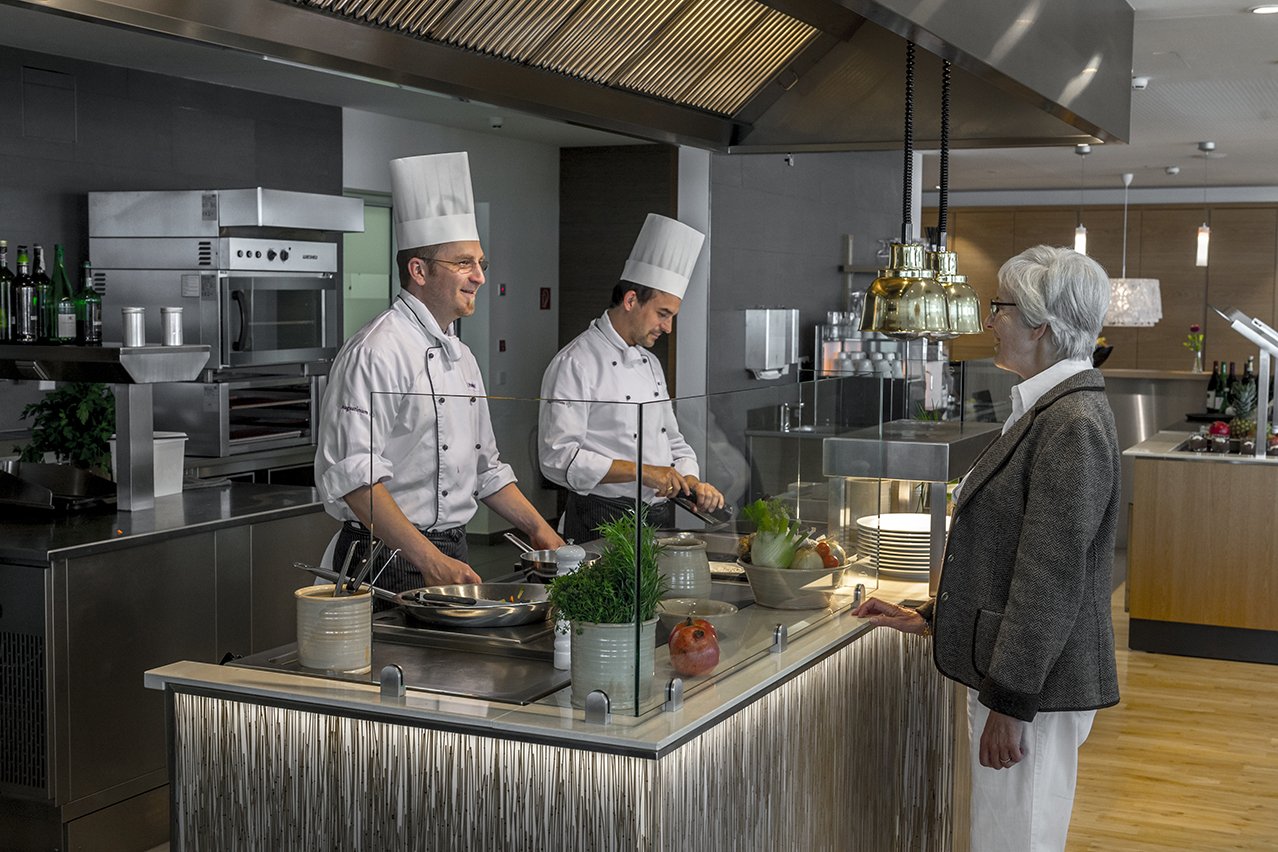 In der Erlebnisküche können Sie den Köchen beim Zubereiten Ihrer Speisen über die Schulter schauen. In der Erlebnisküche können Sie den Köchen beim Zubereiten Ihrer Speisen über die Schulter schauen.