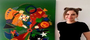 Kati Rakus vor einem ihrer Werke