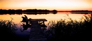 Steg mit 2 Personen am See