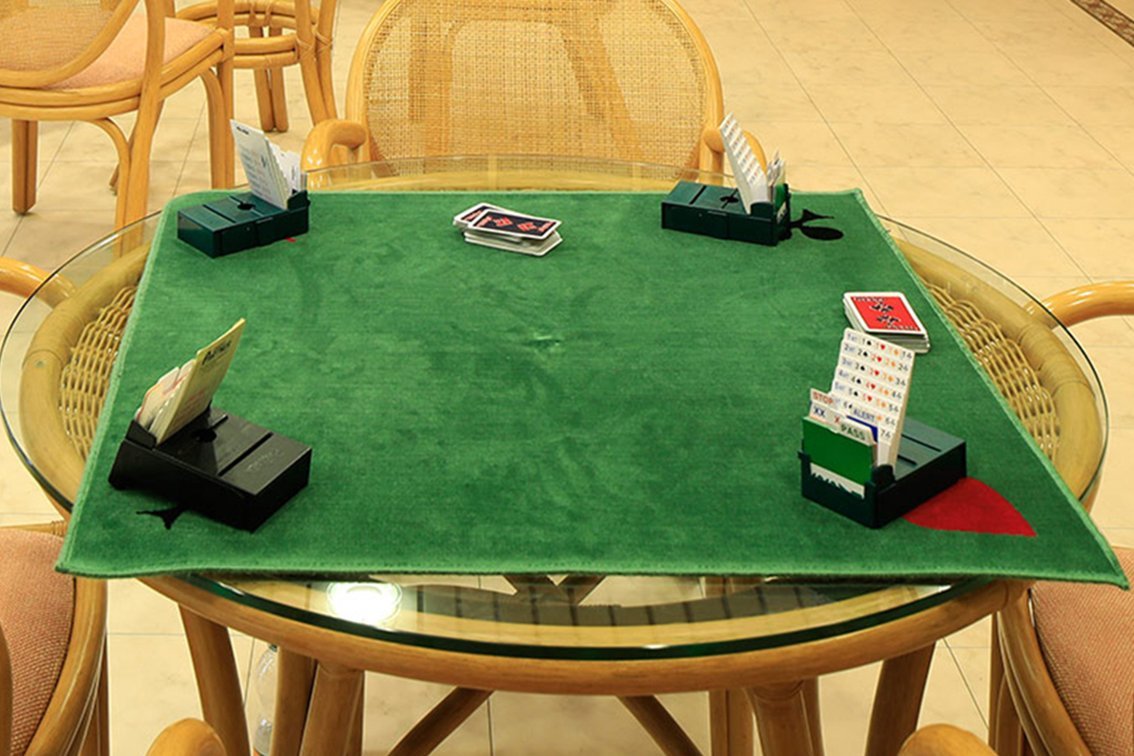 Augustinum Seniorenresidenz Bad Neuenahr Bridge Das Kartenspiel Bridge wurde auf einem Tisch vorbereitet