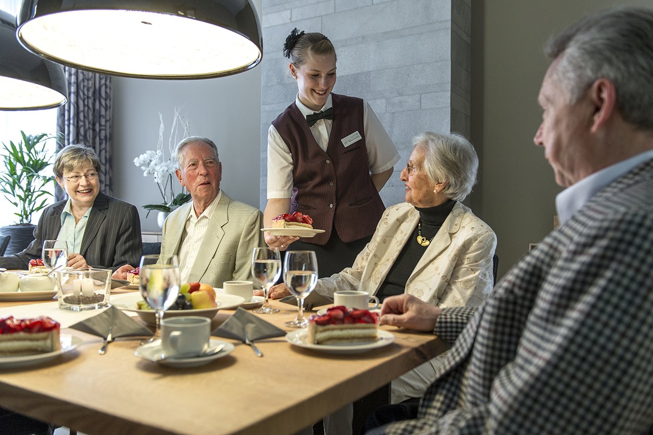 Das aufmerksame und herzliche Serviceteam kümmert sich um Ihre Wünsche. Das aufmerksame und herzliche Serviceteam kümmert sich um Ihre Wünsche.