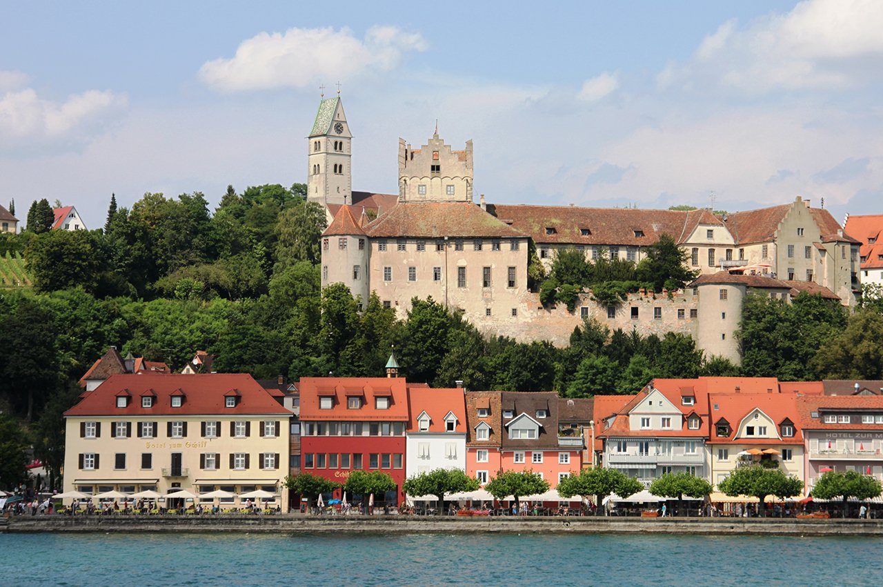 Die Seepromenade ist gesäumt von Cafés und Restaurants. Die Seepromenade ist gesäumt von Cafés und Restaurants.
