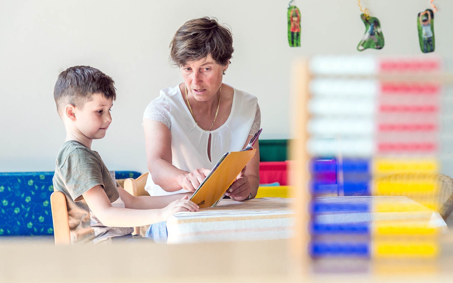 Kind im Kindergarten mit Erzieherin