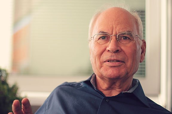 Der Beginn seiner Rente war für Karl Loichinger kein Grund, auf ein aktives Leben zu verzichten. Damit er das auch im Alter weiterführen kann, zog er mit seiner Frau aus der eigenen Wohnung ins Augustinum. Karl Loichinger