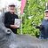 Zwei Männer hinter Bronze-Nashorn Zwei Männer hinter Bronze-Nashorn