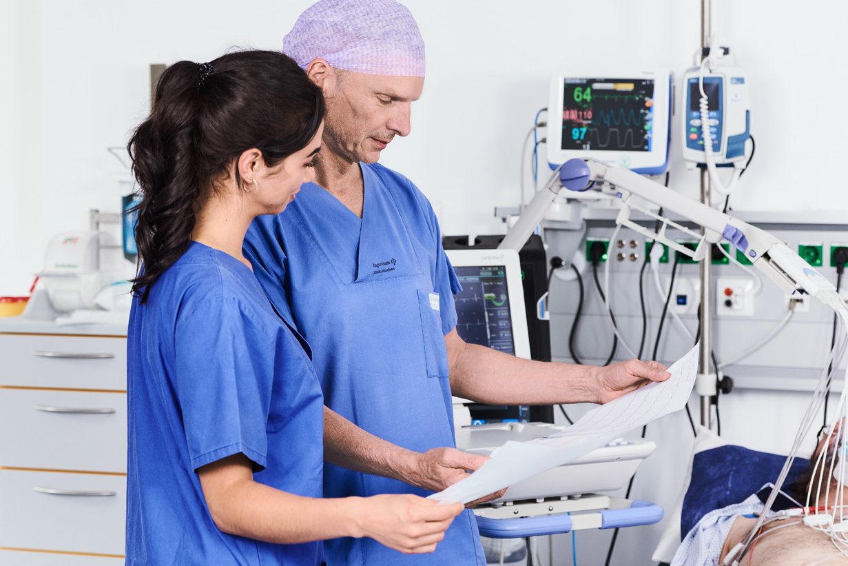 Chest Pain Unit - CPU Arzt und Gesundheits- und Krankenpflegerin kontrollieren in der Chest Pain Unit das EKG eines Notfallpatienten