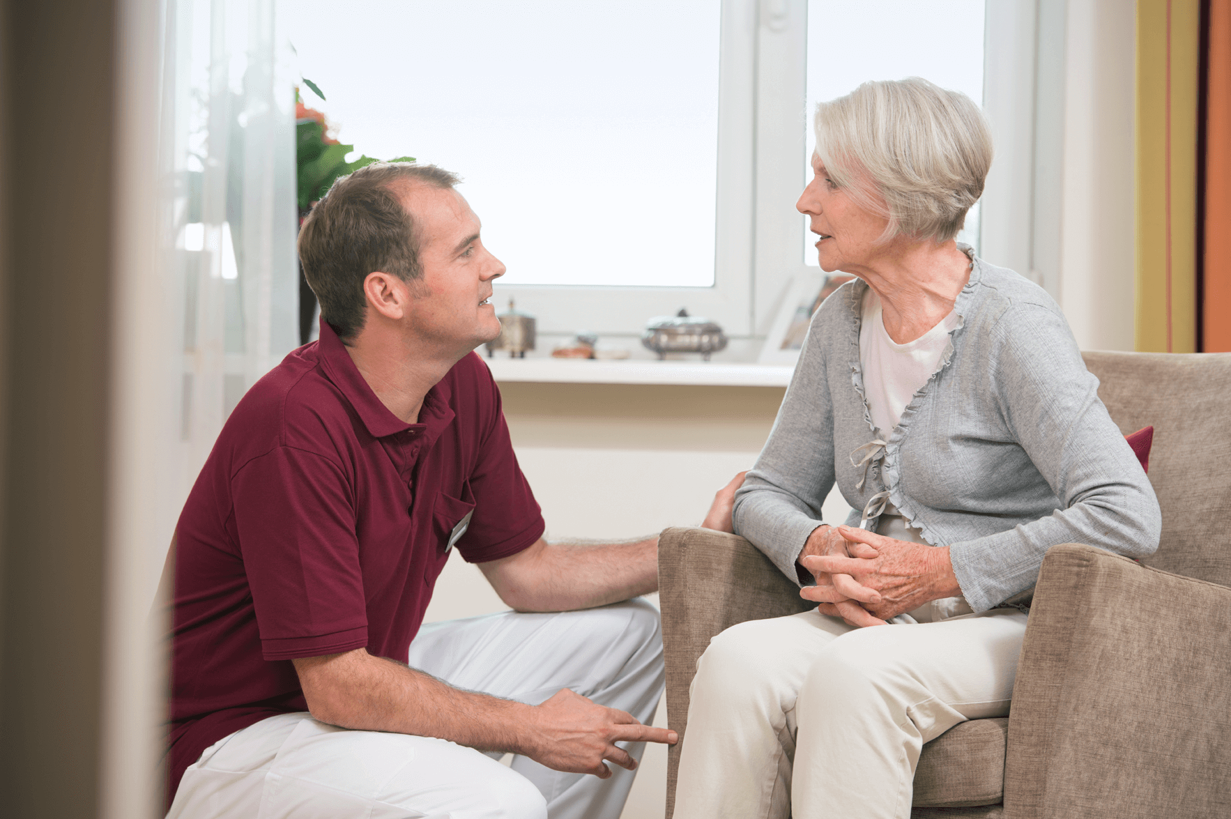 Pflege in der vertrauten Umgebung des eigenen Appartements Mitarbeiter des Augustinum Pflegedienstes im Gespräch mit einer Bewohnerin