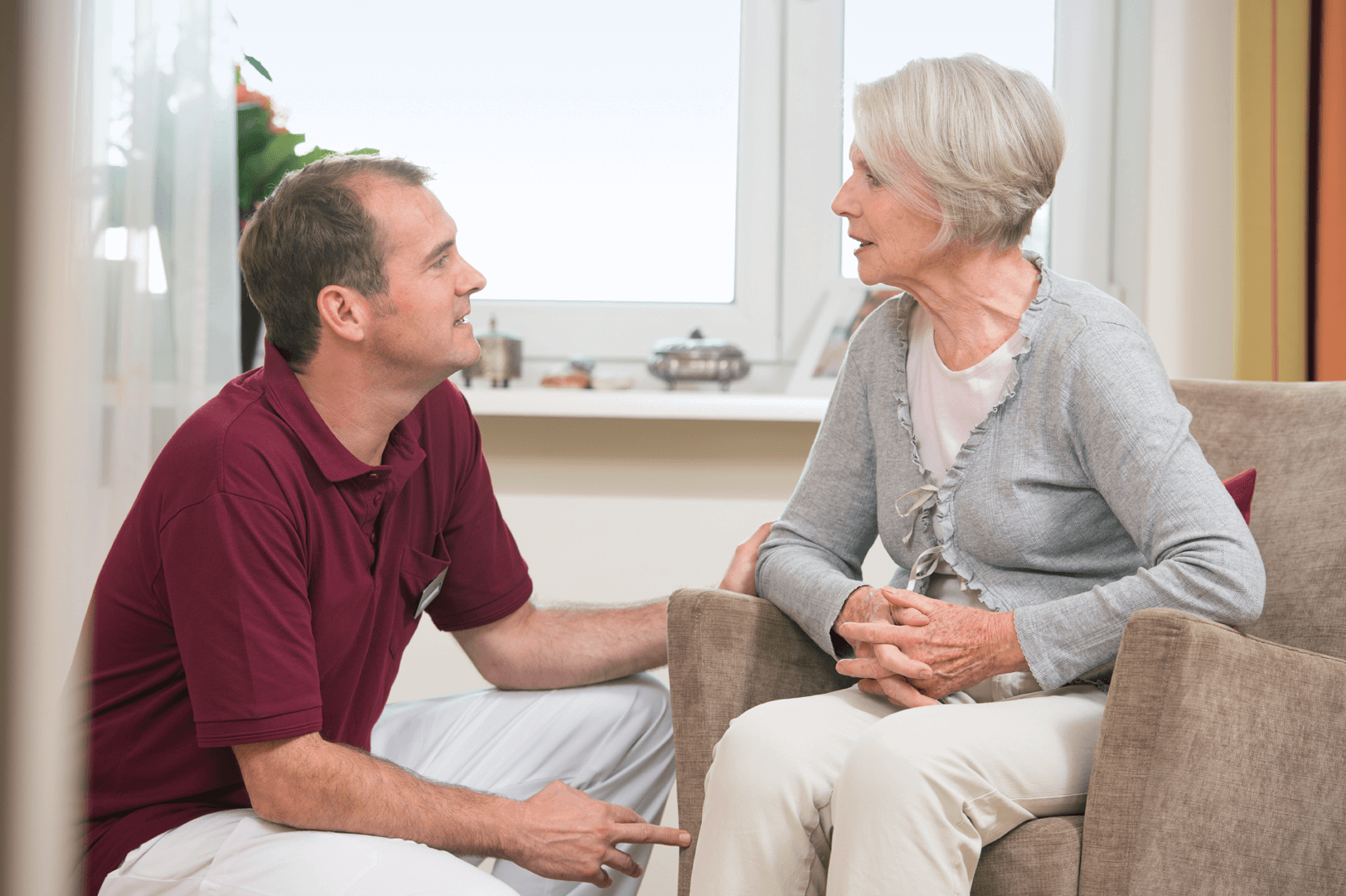 Pflege in der vertrauten Umgebung des eigenen Appartements Mitarbeiter des Augustinum Pflegedienstes im Gespräch mit einer Bewohnerin