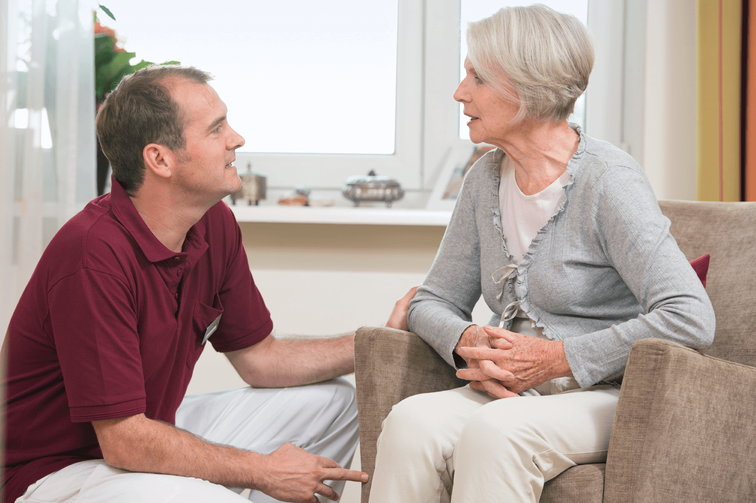 Pflege in der vertrauten Umgebung des eigenen Appartements Mitarbeiter des Augustinum Pflegedienstes im Gespräch mit einer Bewohnerin