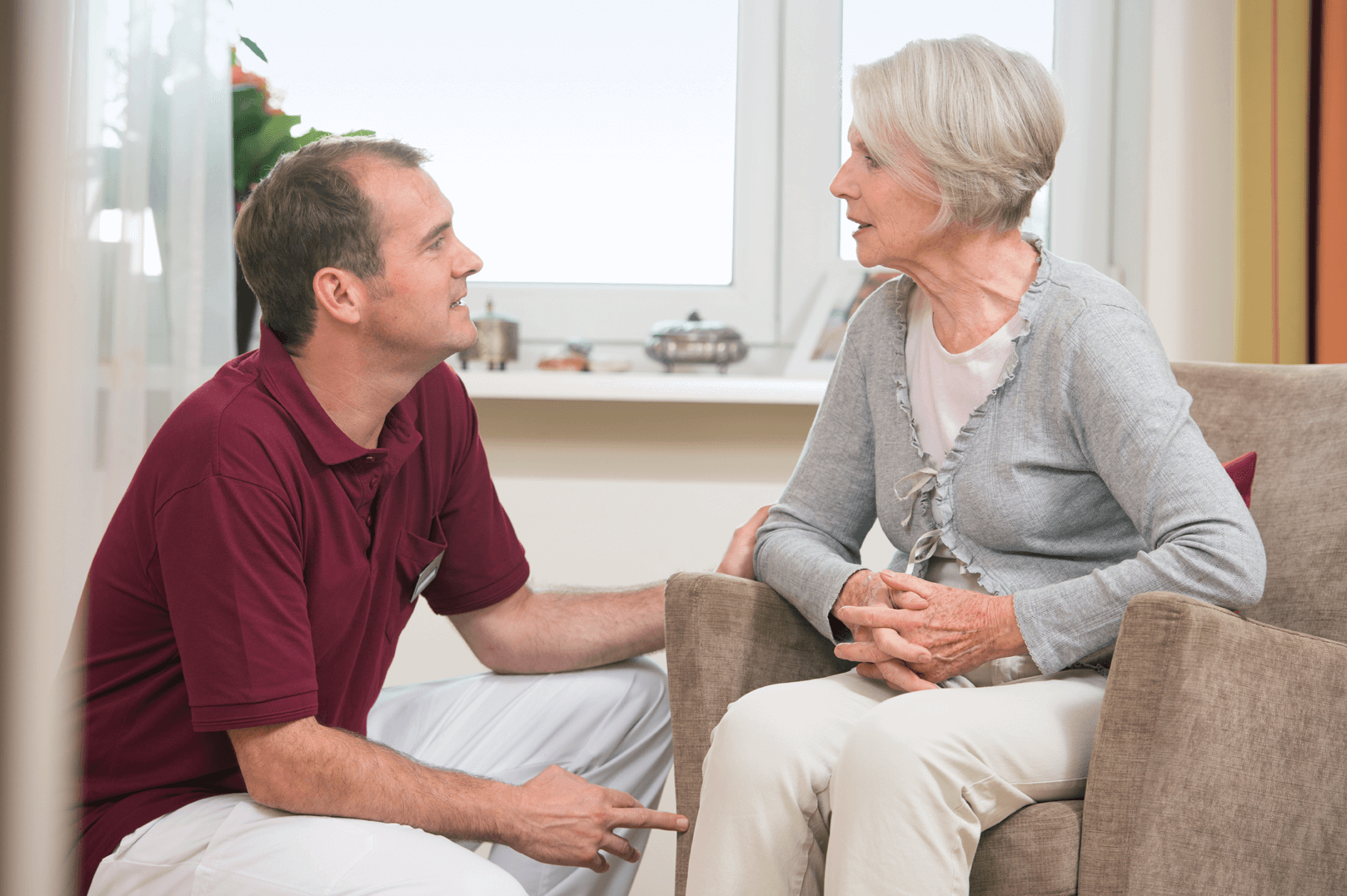 Pflege in der vertrauten Umgebung des eigenen Appartements Mitarbeiter des Augustinum Pflegedienstes im Gespräch mit einer Bewohnerin