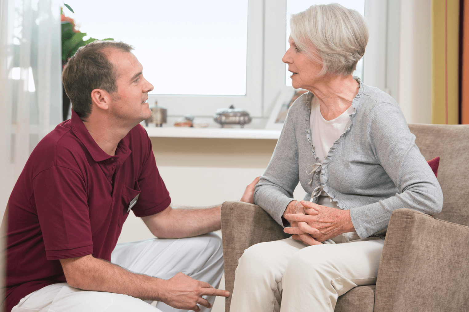 Pflege in der vertrauten Umgebung des eigenen Appartements Mitarbeiter des Augustinum Pflegedienstes im Gespräch mit einer Bewohnerin