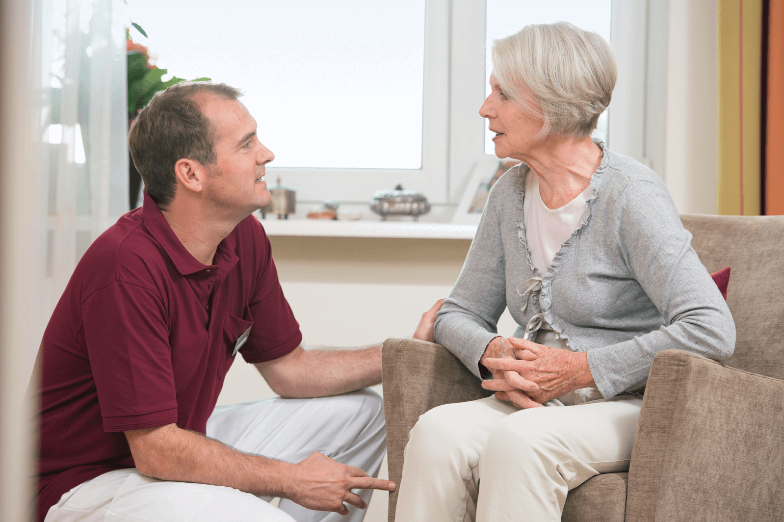 Pflege in der vertrauten Umgebung des eigenen Appartements Mitarbeiter des Augustinum Pflegedienstes im Gespräch mit einer Bewohnerin