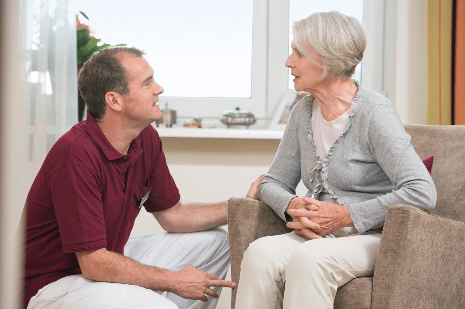 Pflege in der vertrauten Umgebung des eigenen Appartements Mitarbeiter des Augustinum Pflegedienstes im Gespräch mit einer Bewohnerin