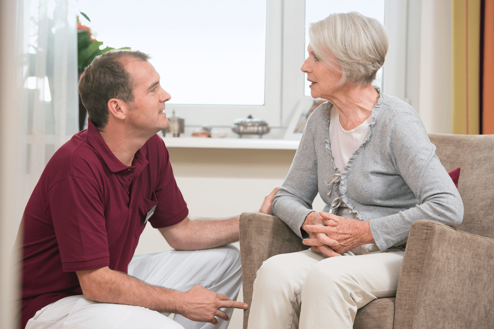 Pflege in der vertrauten Umgebung des eigenen Appartements Mitarbeiter des Augustinum Pflegedienstes im Gespräch mit einer Bewohnerin