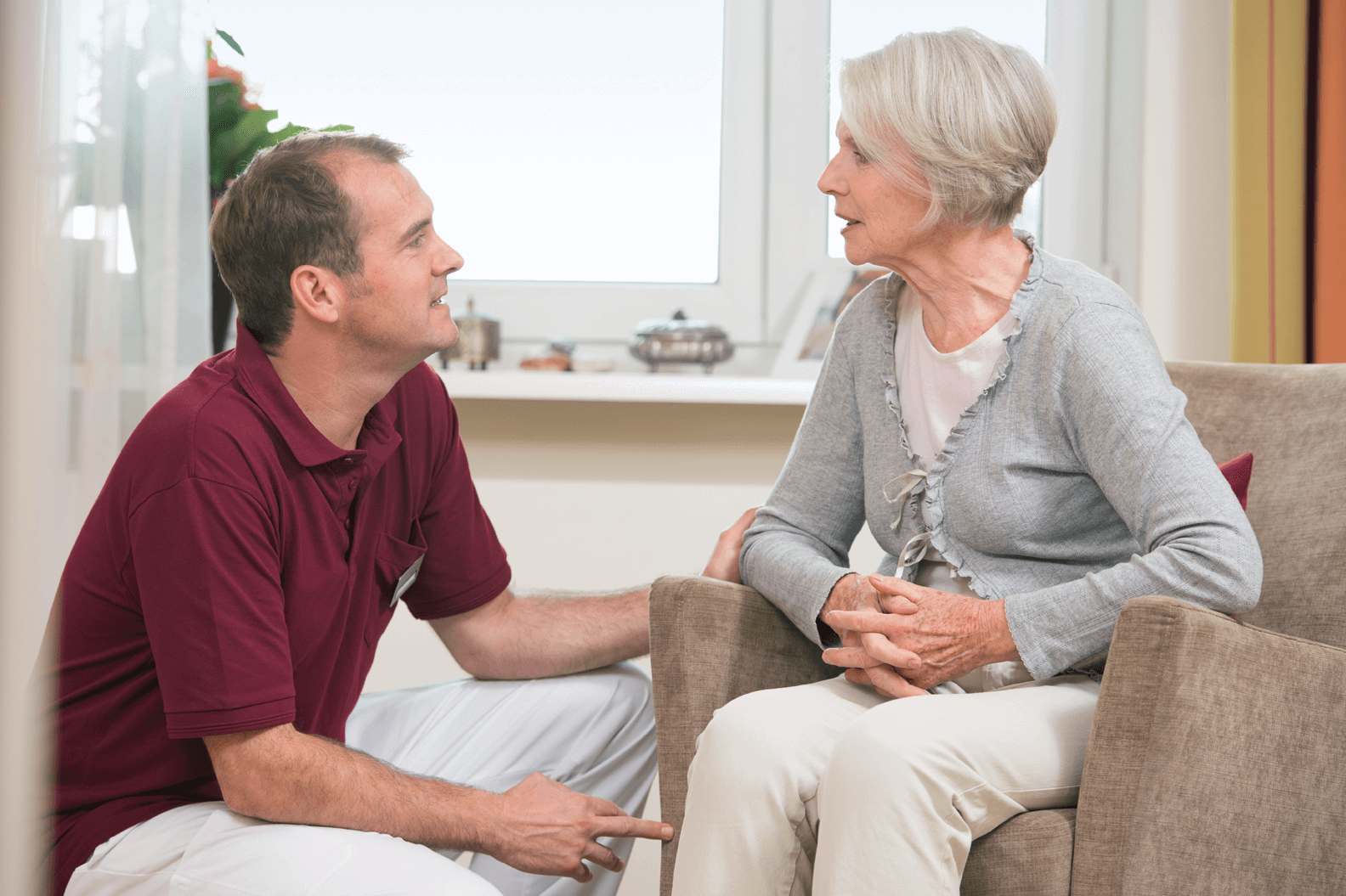 Pflege in der vertrauten Umgebung des eigenen Appartements Mitarbeiter des Augustinum Pflegedienstes im Gespräch mit einer Bewohnerin