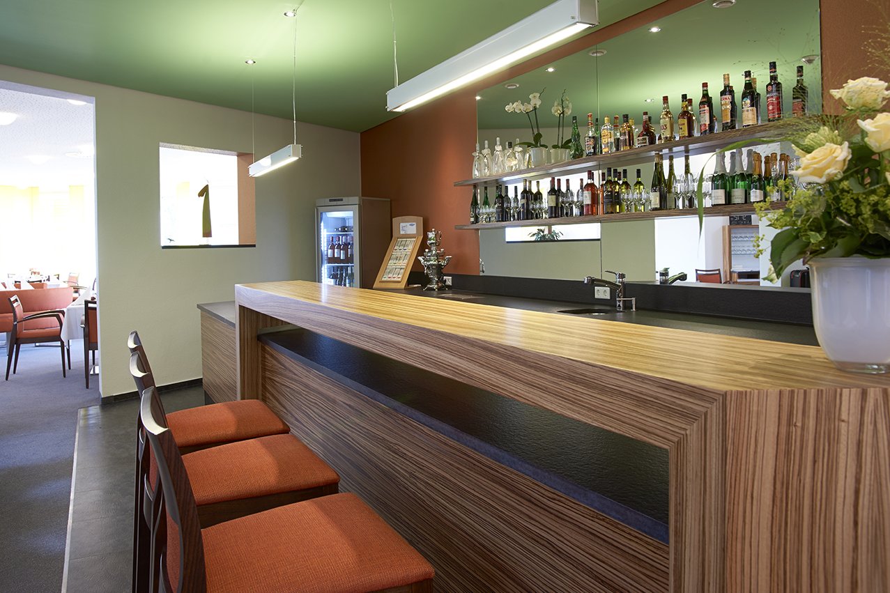 An der Theke im Restaurant servieren wir Ihnen auch gern einen Aperitif oder Digestif. An der Theke im Restaurant servieren wir Ihnen auch gern einen Aperitif oder Digestif.