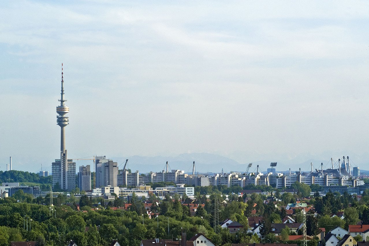 Im Nordwesten Münchens liegt das Augustinum München noch zentrumsnah und doch im Grünen. Im Nordwesten Münchens liegt das Augustinum München noch zentrumsnah und doch im Grünen.