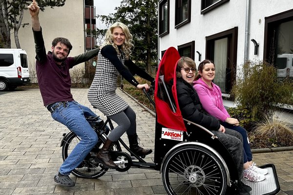 Augustinum Spenden Fahrrad-Rikscha Bewohner*innen der Augustinum Wohnstätte auf einer Fahrrad-Rikscha