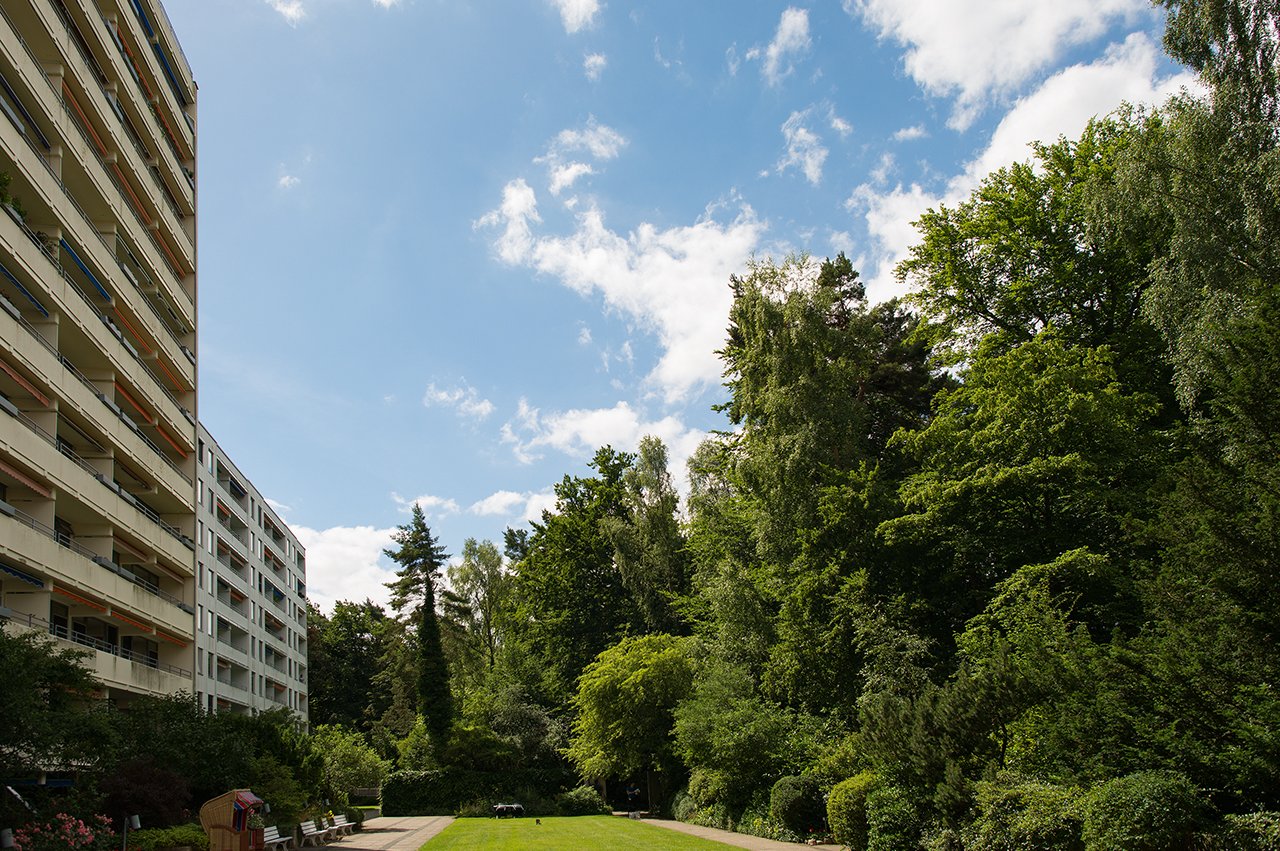Zu allen Appartements gehört ein Balkon oder eine Terrasse mit herrlichem Blick auf die hauseigene Parkanlage und die umgebenden Wälder. Zu allen Appartements gehört ein Balkon oder eine Terrasse mit herrlichem Blick auf die hauseigene Parkanlage und die umgebenden Wälder.