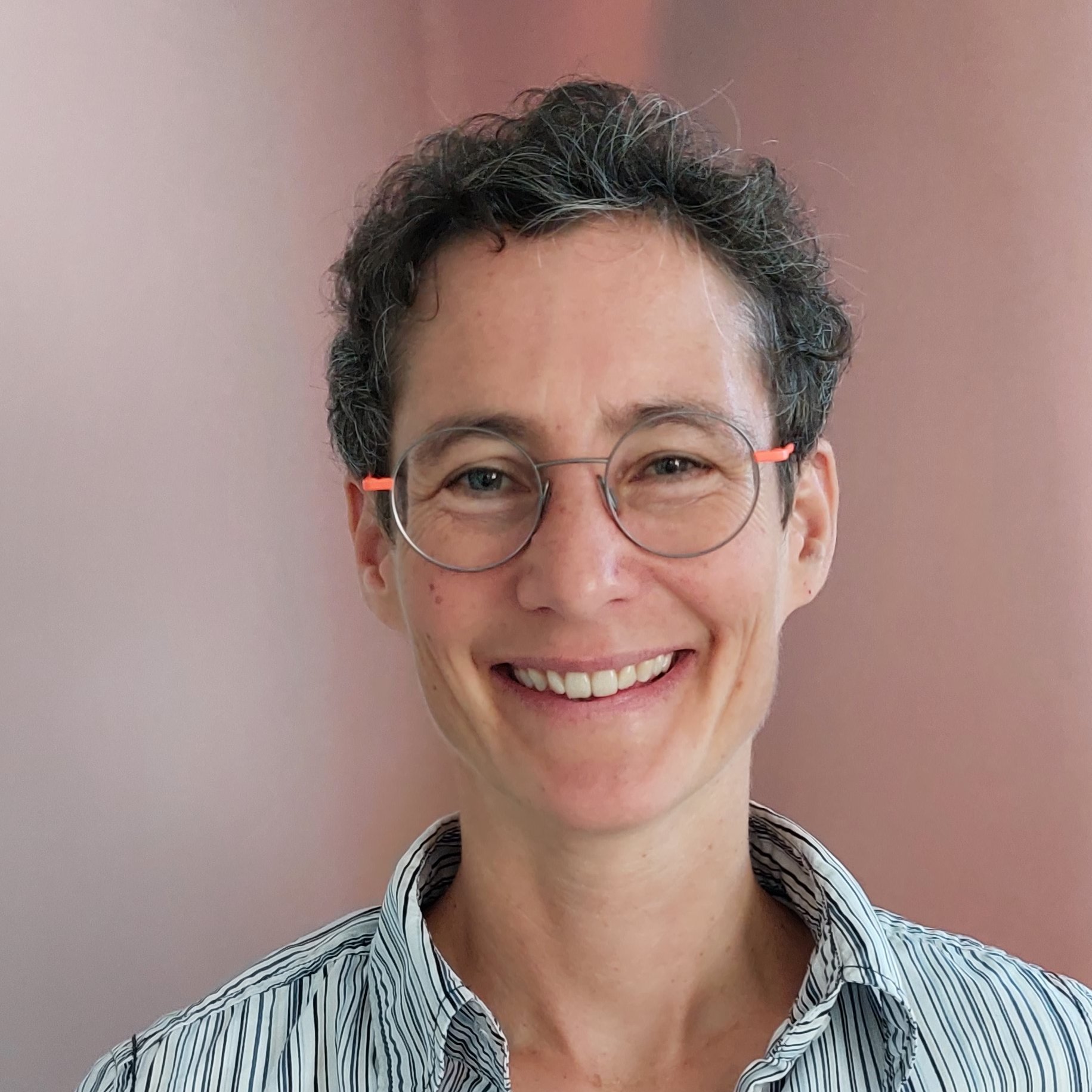 Sarah Fischer-Röhrl, evangelische Seelsorgerin Foto von Sarah Fischer-Röhrl, evangelische Seelsorgerin