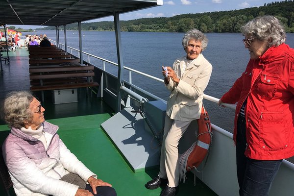 Bewohnerinnen aus dem Augustinum Aumühle auf Flusskreuzfahrt von Berlin aus über Havel und Elbe nach Hamburg-Bergedorf Bewohnerinnen aus dem Augustinum Aumühle auf Flusskreuzfahrt von Berlin aus über Havel und Elbe nach Hamburg-Bergedorf