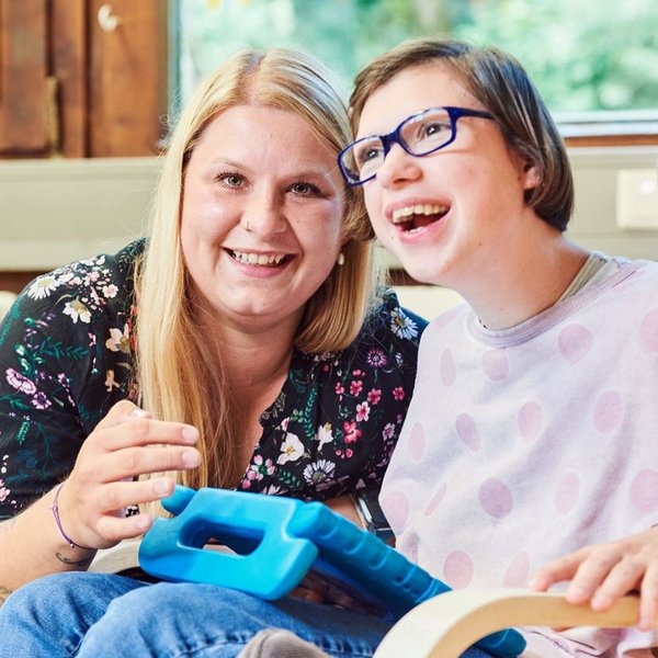 Freude und Spaß an den Angeboten Eine Mitarbeiterin des Augustinums und eine Klientin der pädagogischen Einrichtungen