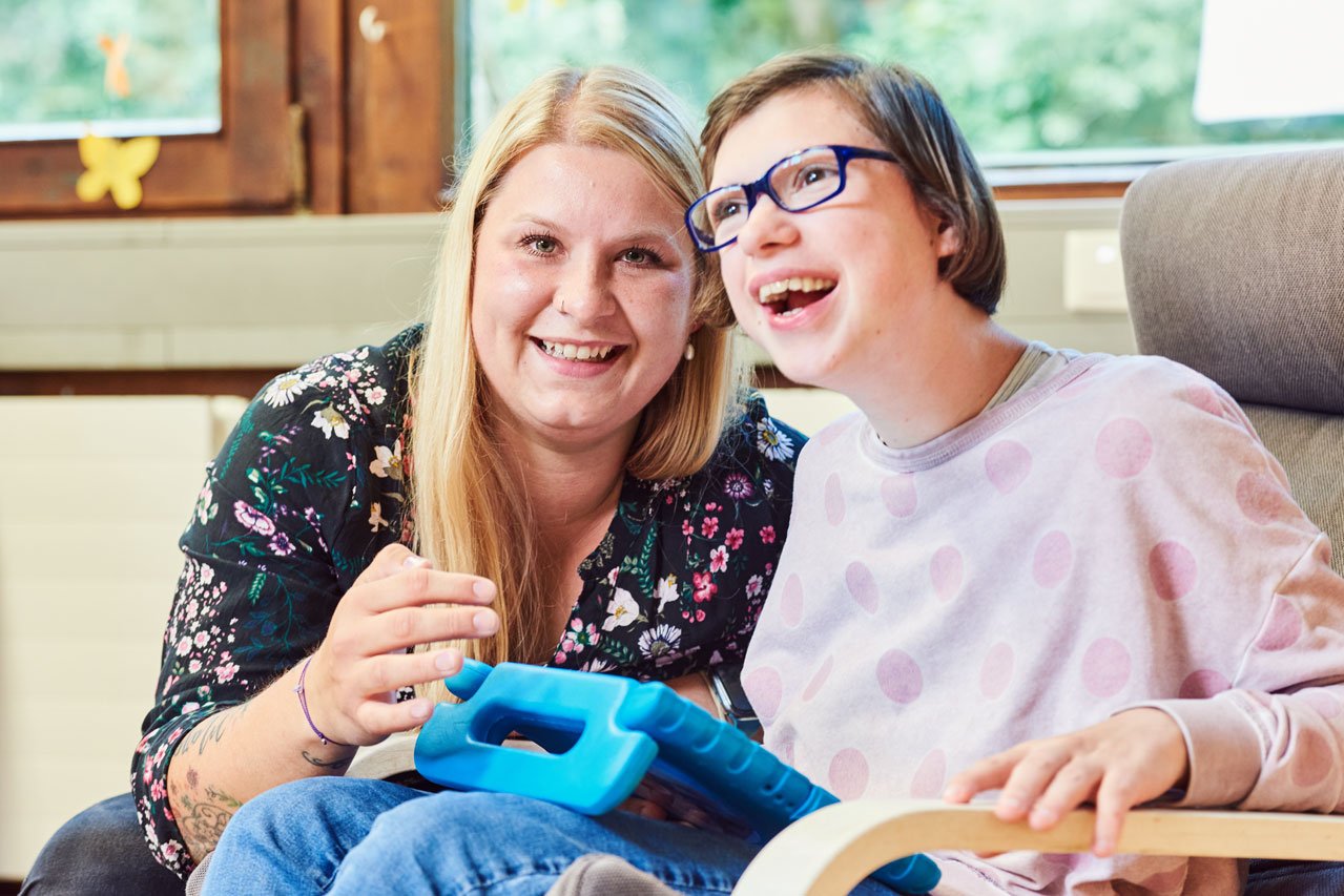 Freude und Spaß an den Angeboten Eine Mitarbeiterin des Augustinums und eine Klientin der pädagogischen Einrichtungen