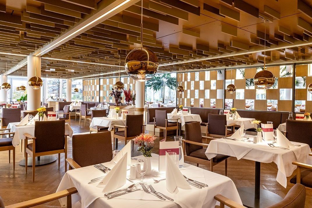 Café-Restaurant Gedeckte Tische im Café-Restaurant des Augustinum Kleinmachnow