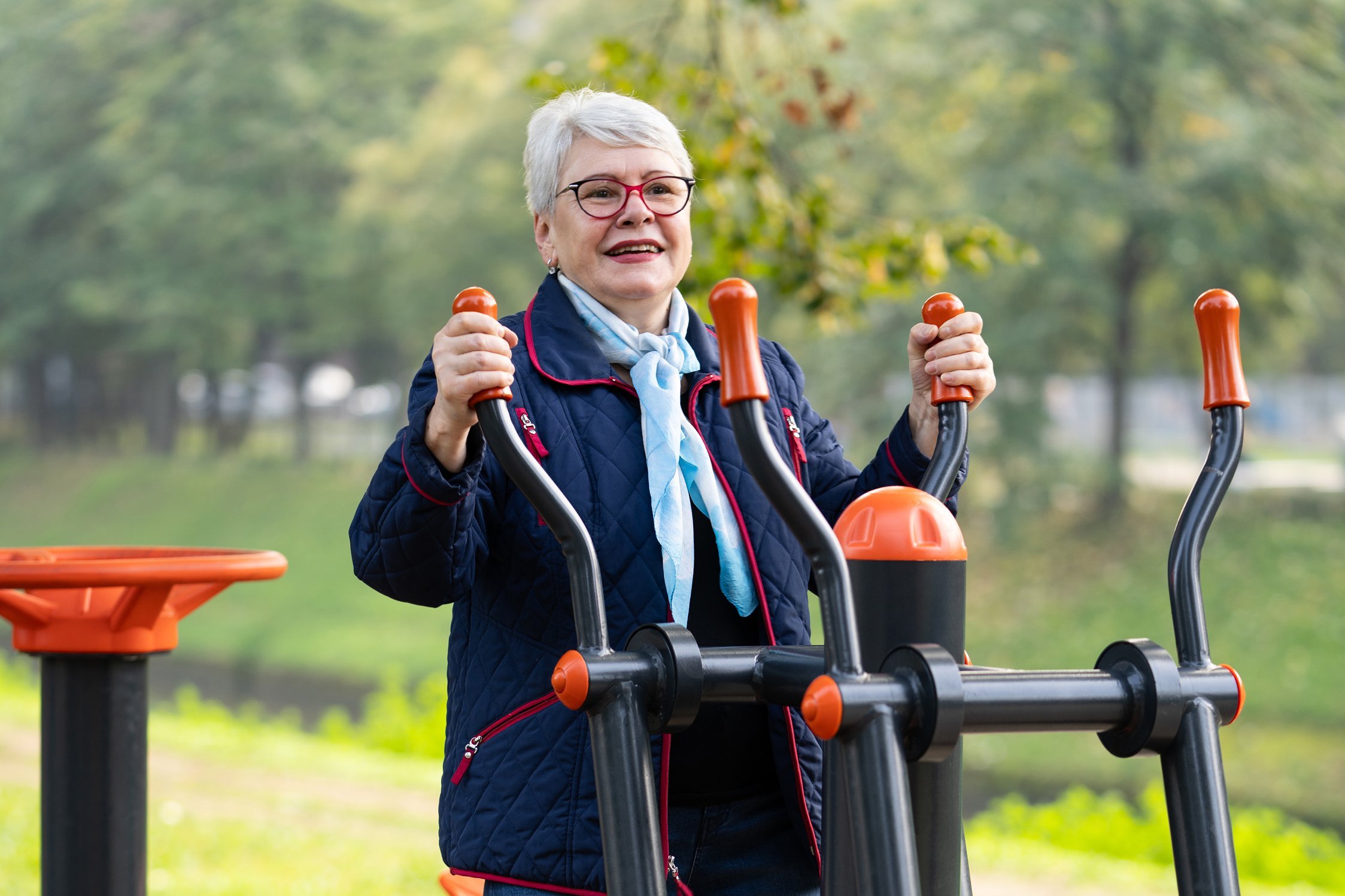 Seniorin an Fitnessgerät