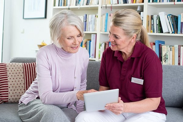 Pflege im Augustinum Bewohnerin und Mitarbeiterin des Augustinum Pflegedienstes