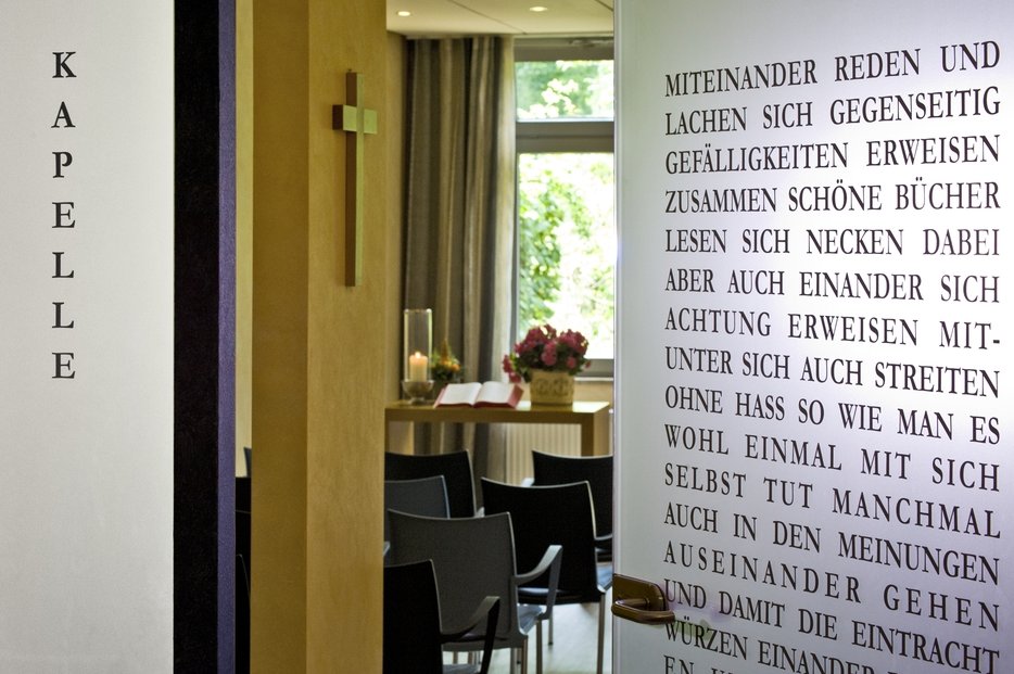Stiftet Ruhe und Seelenheil – die hauseigene Kapelle lädt regelmäßig zu Andachten ein und ist durchgängig für die Bewohner*innen geöffnet. Stiftet Ruhe und Seelenheil – die hauseigene Kapelle lädt regelmäßig zu Andachten ein und ist durchgängig für die Bewohner*innen geöffnet.