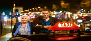 Alte Dame und junger Mann gehen zu Taxi