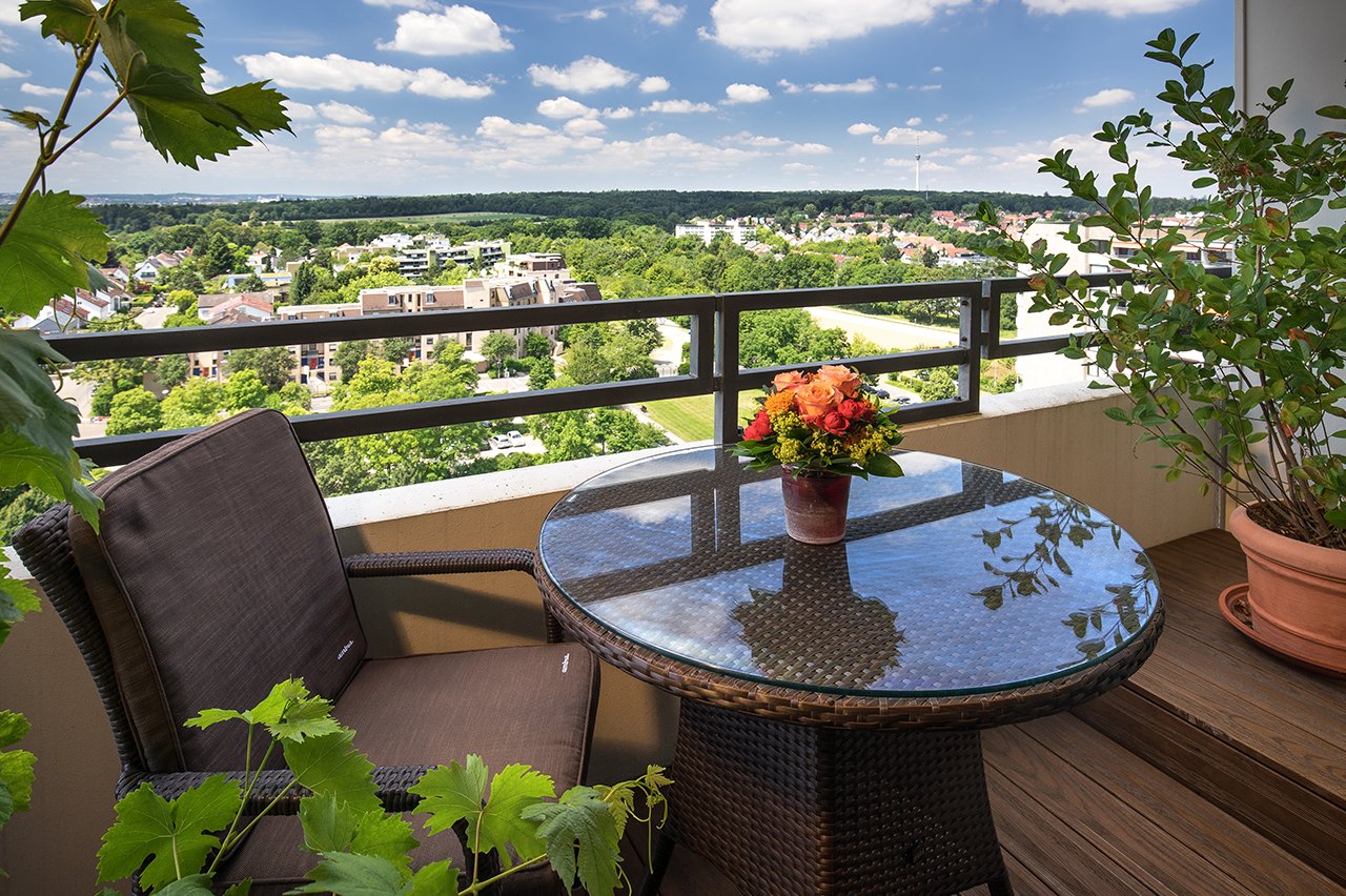 Zu fast allen Wohnungen im Augustinum gehört ein Balkon, eine Loggia oder eine Terrasse. Zu fast allen Wohnungen im Augustinum gehört ein Balkon, eine Loggia oder eine Terrasse.