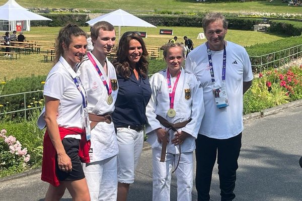 Augustinum Special Olympics Games Zwei Beschäftigte der Augustinum Tagesstätten mit ihrer Goldmedaille, Katharina Witt und zwei weitere Personen des Judo-Teams