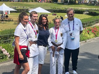 Augustinum Special Olympics Games Zwei Beschäftigte der Augustinum Tagesstätten mit ihrer Goldmedaille, Katharina Witt und zwei weitere Personen des Judo-Teams
