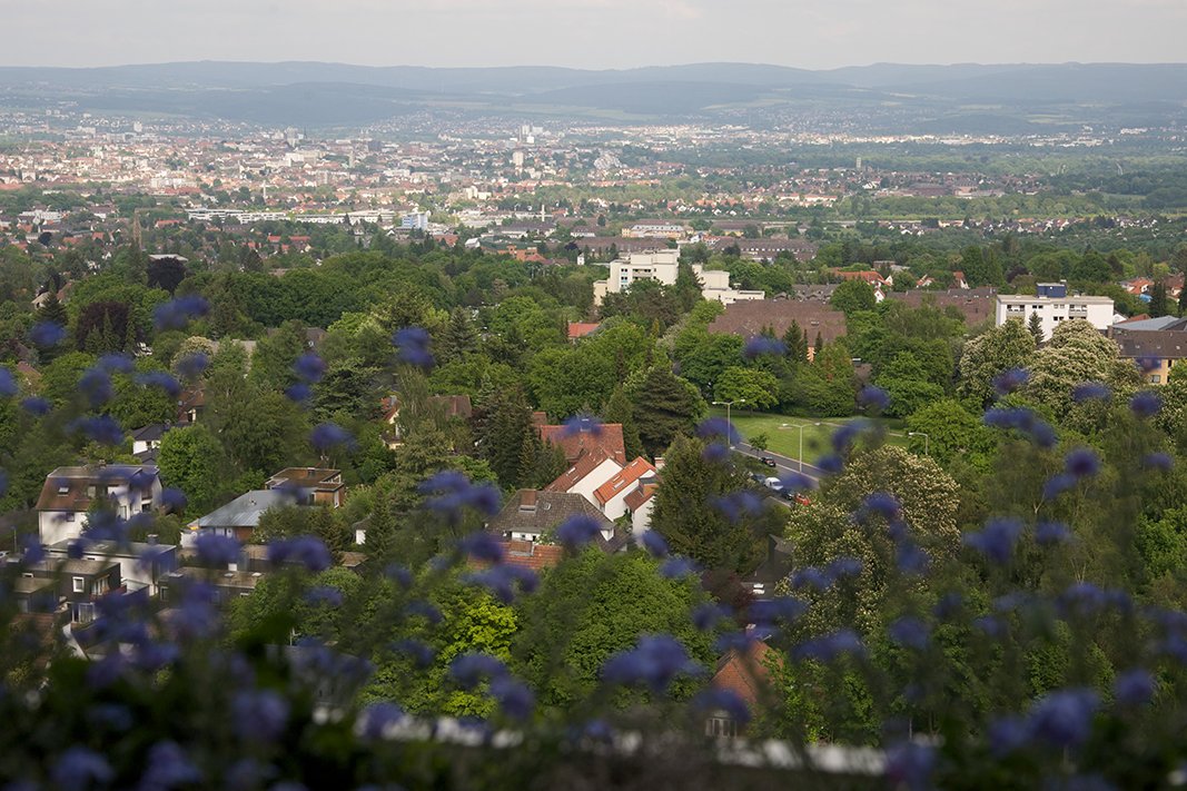 Auf der anderen Seite des Hauses erschließt sich ein weiter Blick ins Tal der Fulda. Auf der anderen Seite des Hauses erschließt sich ein weiter Blick ins Tal der Fulda.