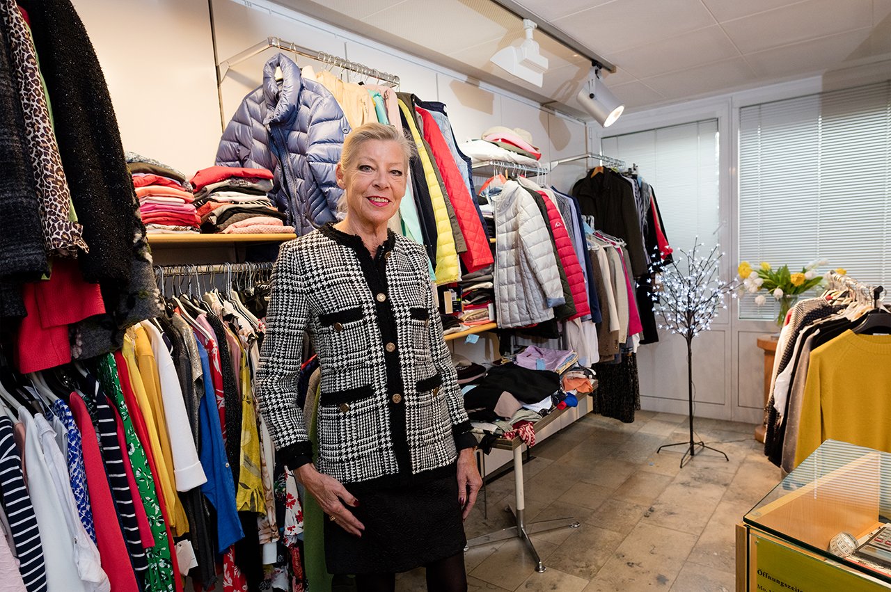 Schneideratelier Kepler Frau Kepler in ihrer Boutique im Augustinum Stuttgart-Sillenbuch