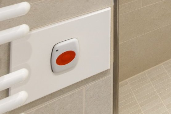 In allem Appartements gibt es Notrufschalter Notrufschalter im Bad einer Wohnung