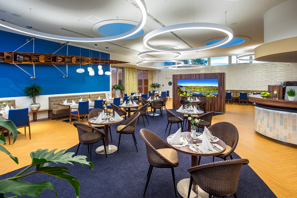 Zum Frühstück, zur Mittagszeit, zur Kaffeestunde oder zum Abendessen wird das Restaurant „wilhelms“ zum kommunikativen Zentrum des Hauses. Zum Frühstück, zur Mittagszeit, zur Kaffeestunde oder zum Abendessen wird das Restaurant „wilhelms“ zum kommunikativen Zentrum des Hauses.