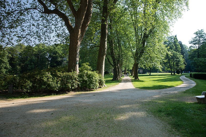 Alle Augustinum Seniorenresidenzen sind umgeben von Garten- oder Parkanlagen Parkanlage mit alten Bäumen, Rasen und Spazierwegen