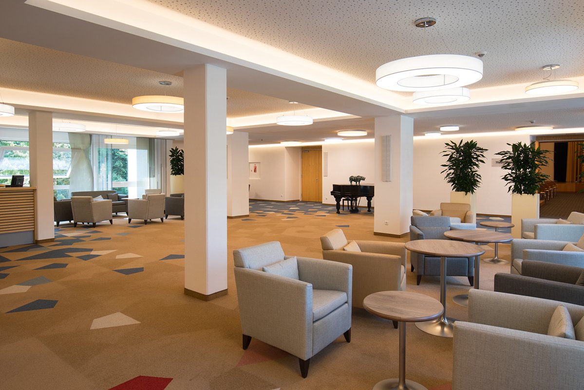 Setzen Sie sich mit anderen Bewohnern oder mit Besuchern ganz zwanglos im einladenden, offenen Foyer zusammen. Setzen Sie sich mit anderen Bewohnern oder mit Besuchern ganz zwanglos im einladenden, offenen Foyer zusammen.